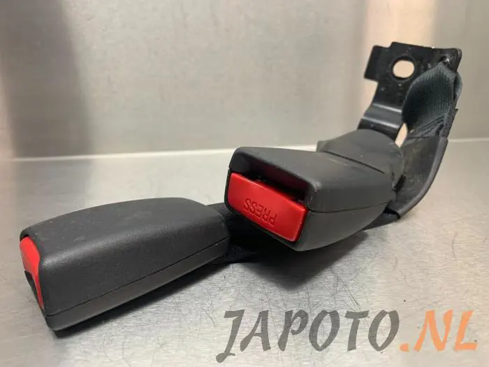 Insertion ceinture de sécurité arrière gauche Toyota Avensis
