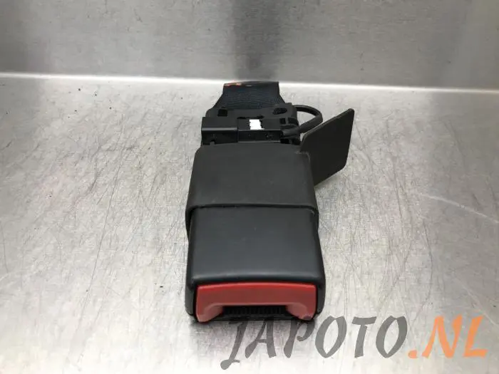 Insertion ceinture de sécurité arrière gauche Toyota Avensis