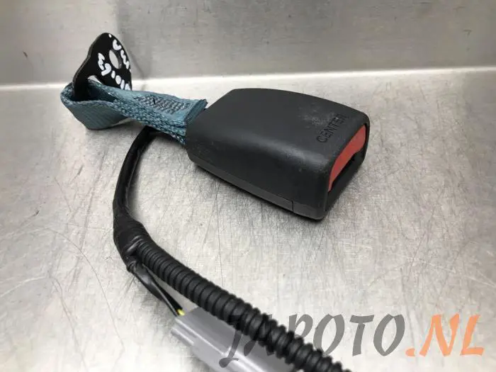 Insertion ceinture de sécurité arrière centre Toyota Rav-4