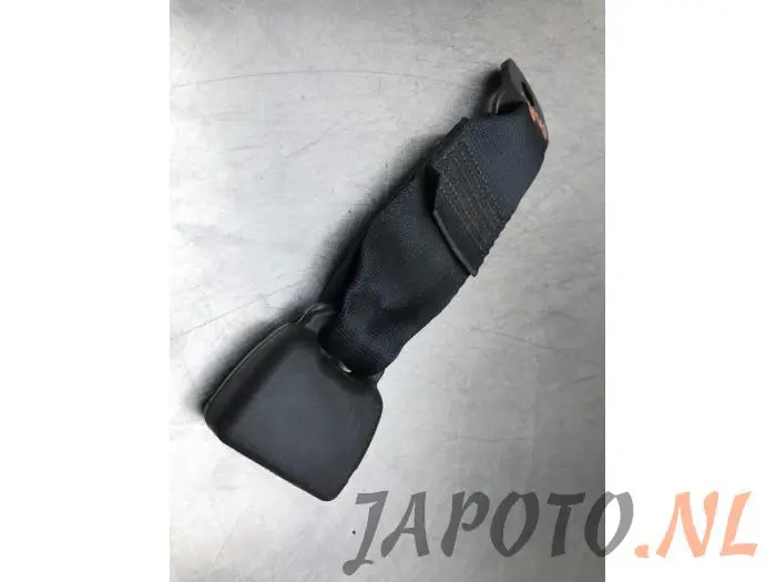 Insertion ceinture de sécurité arrière centre Toyota Yaris